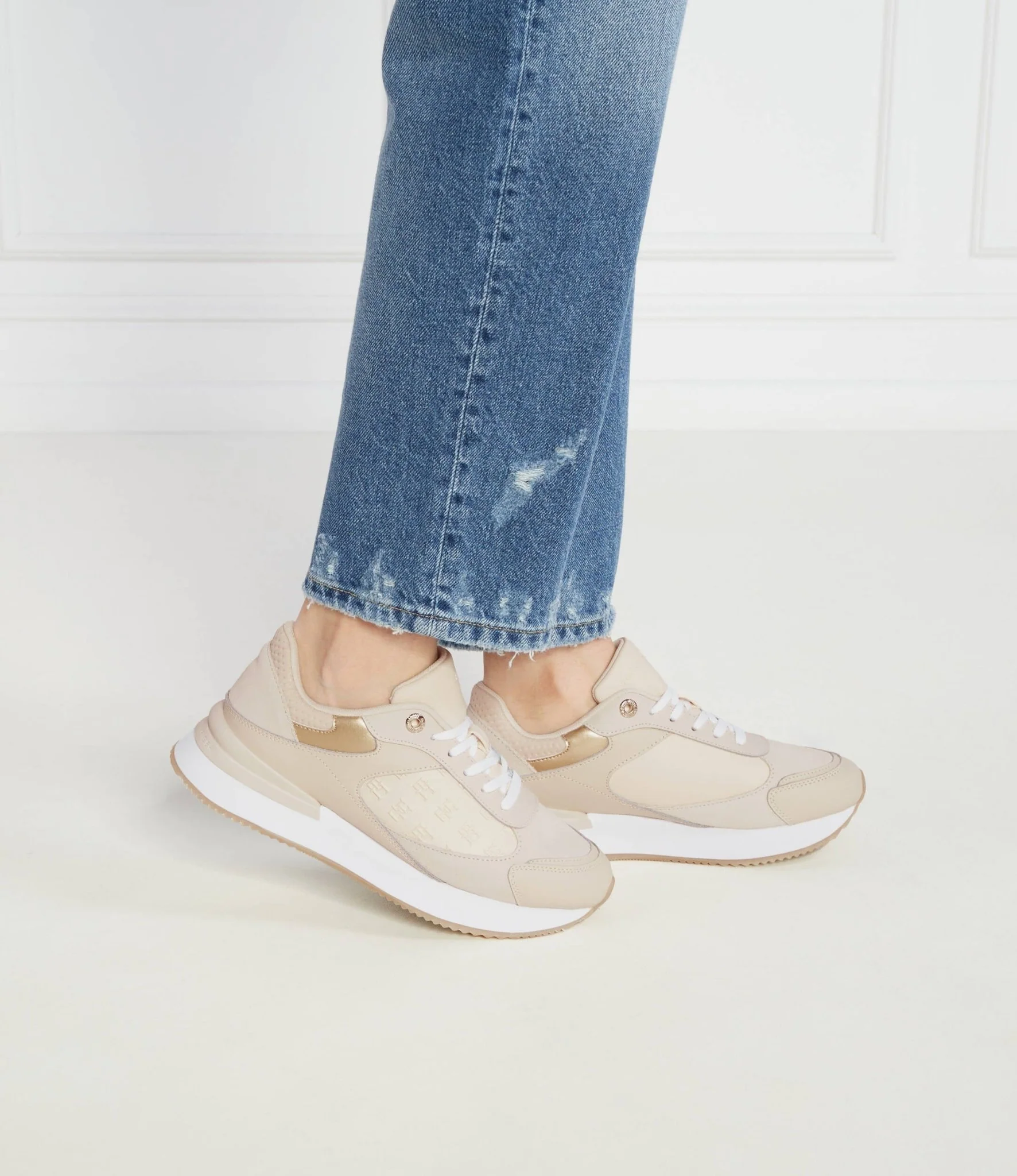 TOMMY HILFIGER Elevated With Embossed Design - Image 5